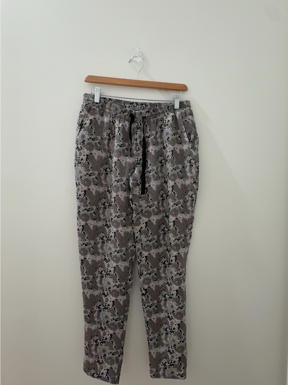 Men's Snake-Print Jogger Pants - Gray
